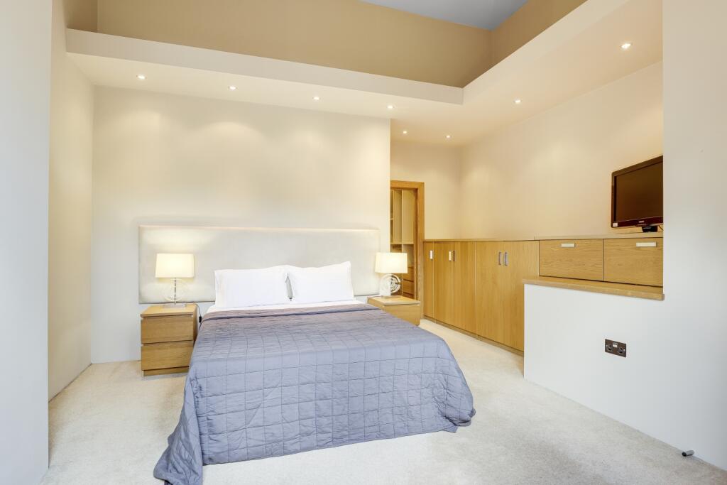 32 CASTLE B HARRY HIGH RES (1)