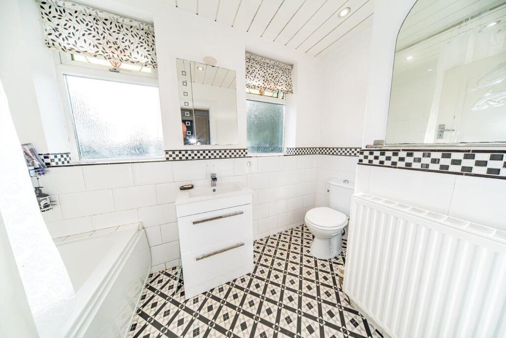 8 Albany Ave bathroom 2.jpg