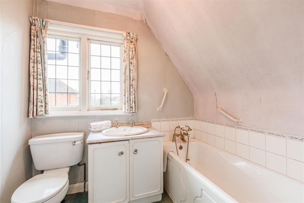 West Cottage, 50 Parvis Road, Byfleet, KT14 7EH - 