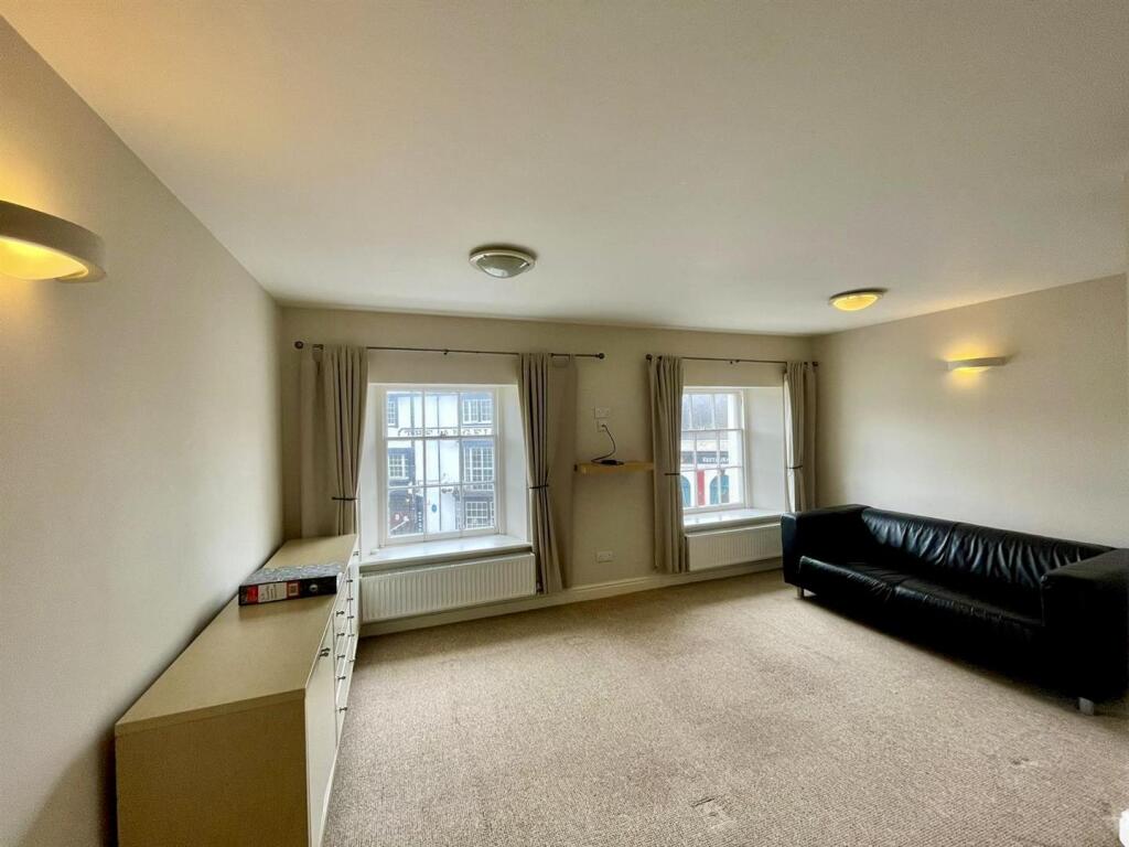 Lounge 1 of 2
