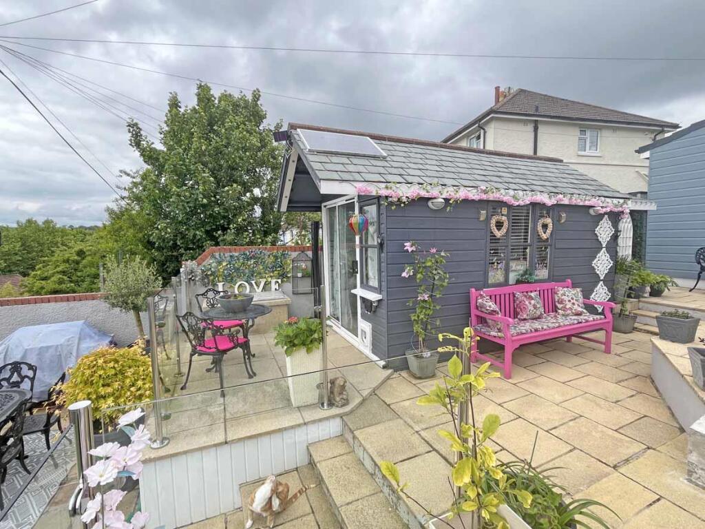 Hawkinge Gardens 34 Summer House.jpg