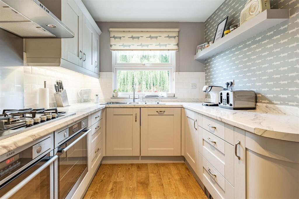 88 Theydon Grove (2).jpg