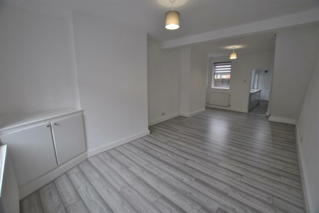 OPEN PLAN LIVING/DINING ROOM