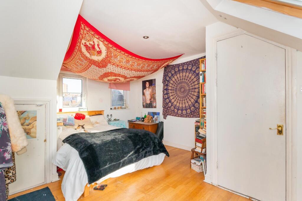 1C1R3WH - Bedroom G.jpg