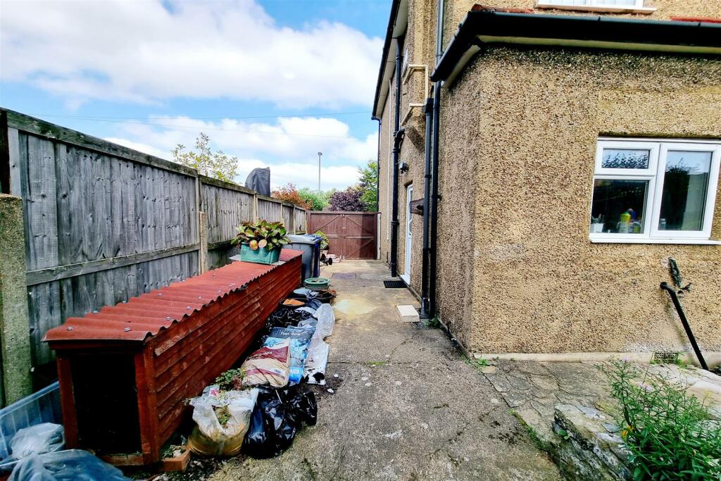 DRIVEWAY/EXTENSION POTENTIAL TO SIDE: SPP