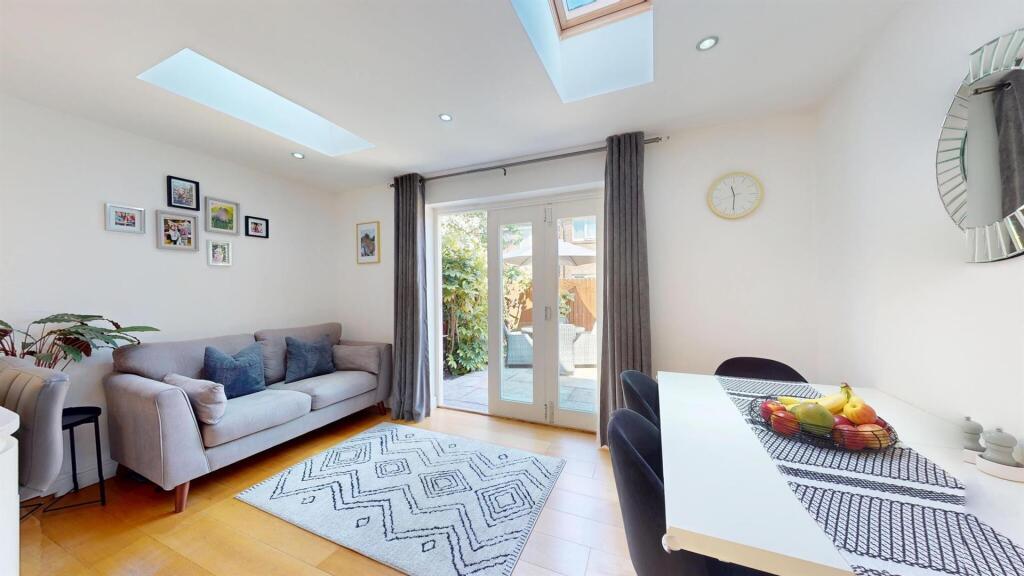 Living Room - Spacious house for Sale - E6