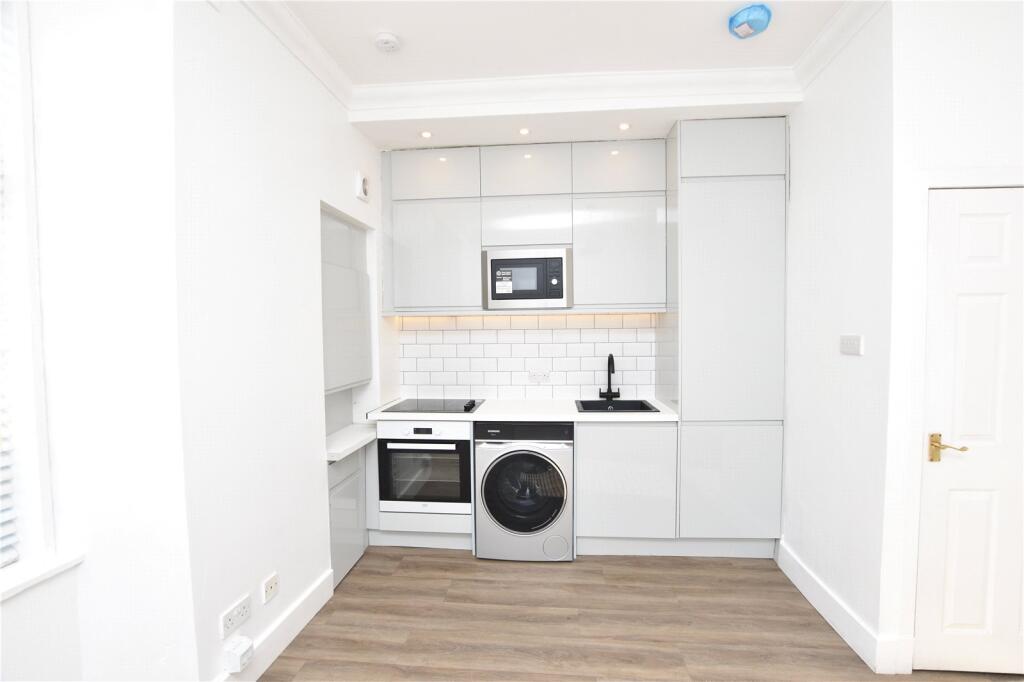 Kitchen/ Lounge