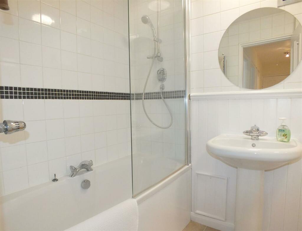 Bathroom 2.jpg