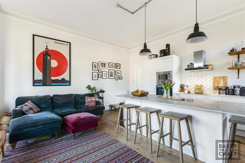 Lounge/Kitchen (Open-Plan)