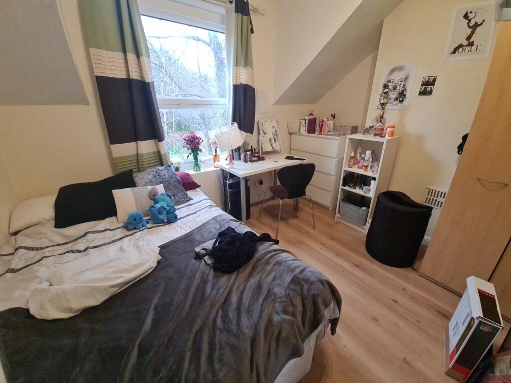 A cozy and well-maintained single bedroom featu...