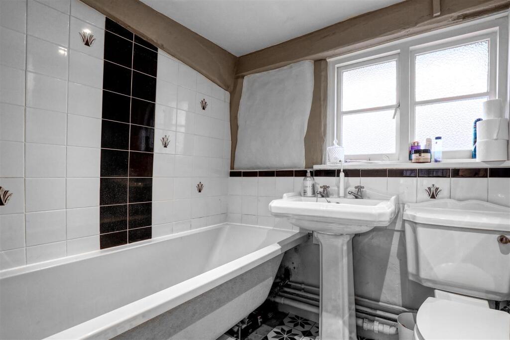 upstairs bathroom.jpg
