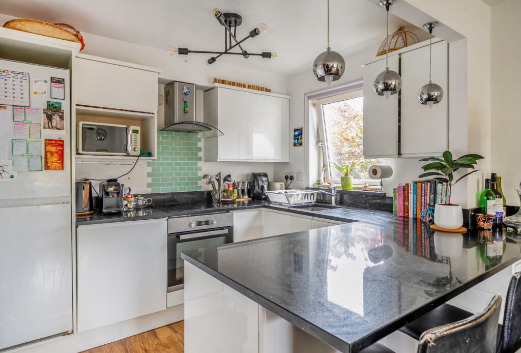 1370677-5-68f6381...