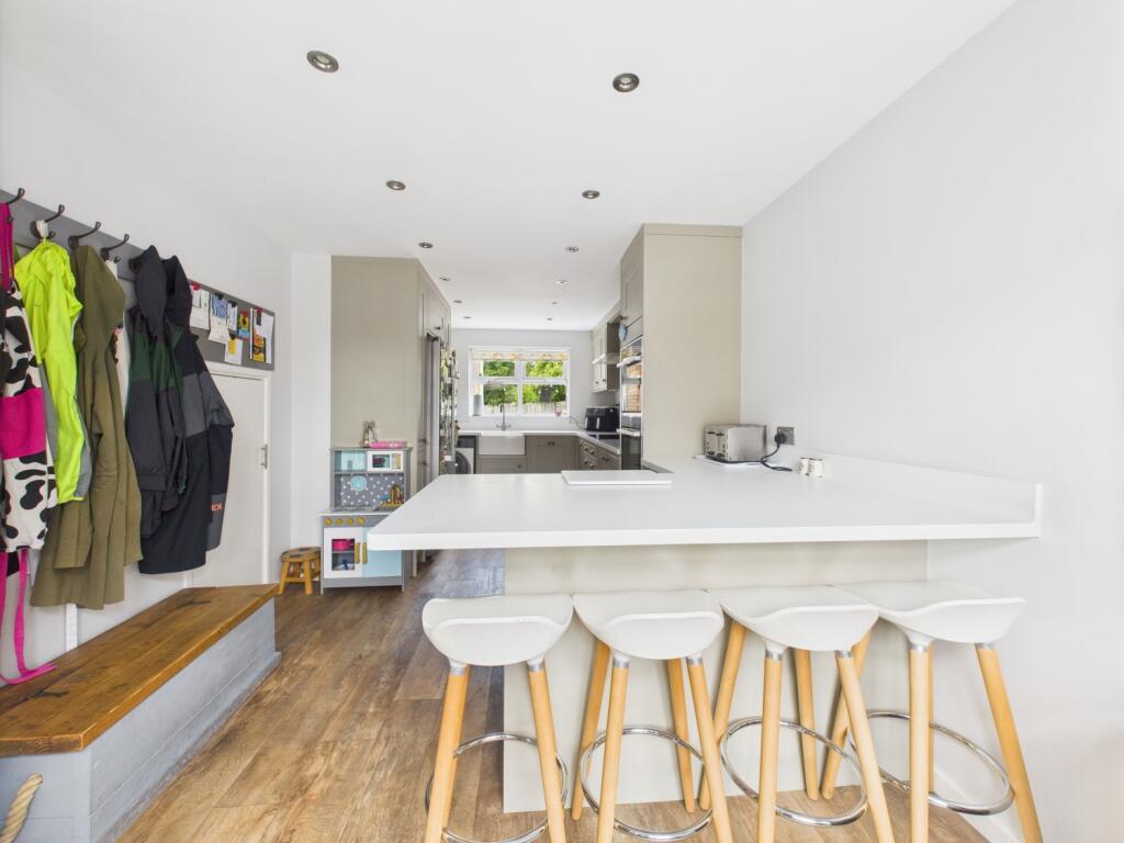 11. CAM04922G0-PR0050-STILL003