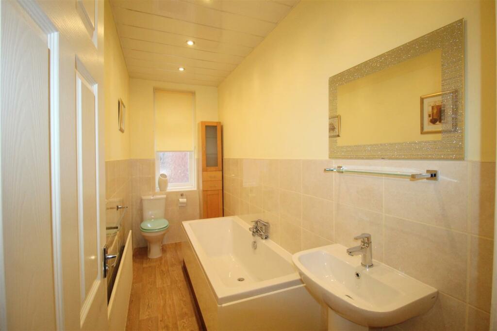 St Leonards Road West, Family Bathroom.JPG