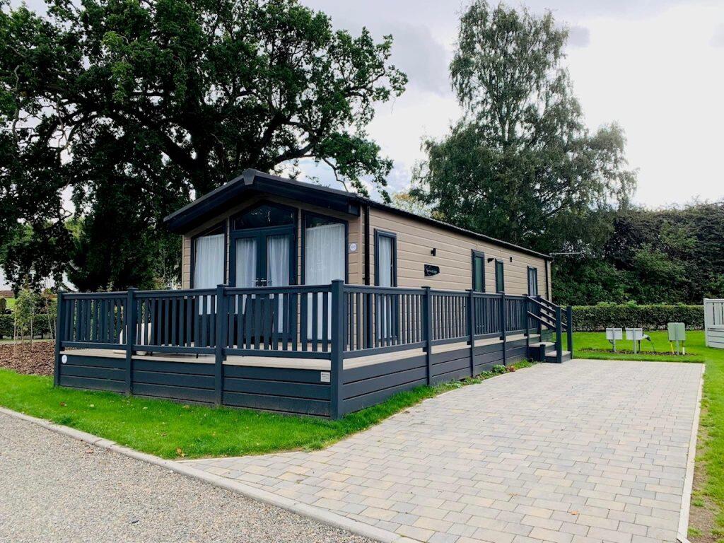 Springwood Holiday Park - Regal - Harlington Lodge