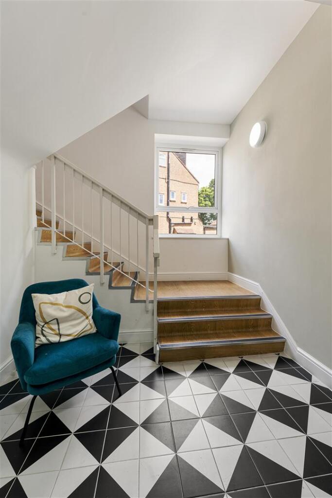 Eastwood Close, E18