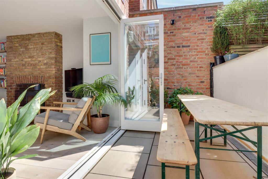 PATIO LOUNGE.jpg