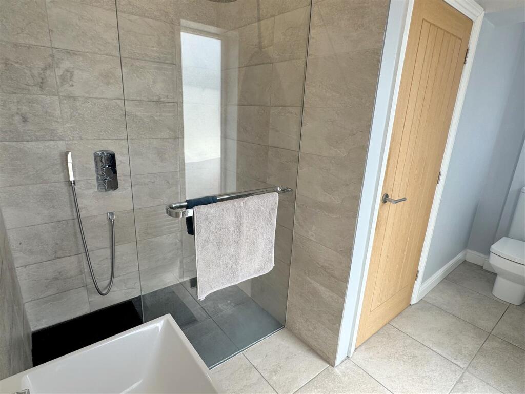 En Suite 2.JPG