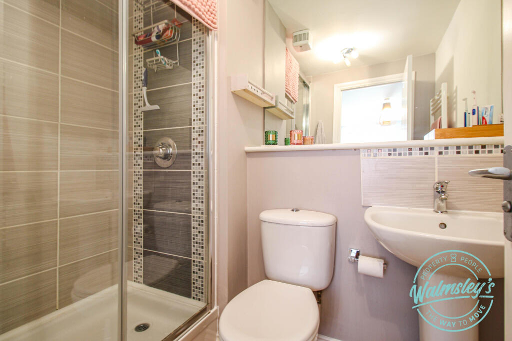 Ensuite shower room.JPG