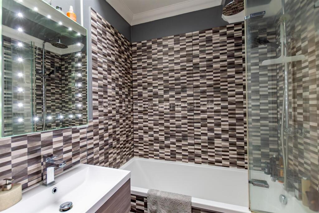 18575569 Bathroom (2).jpg