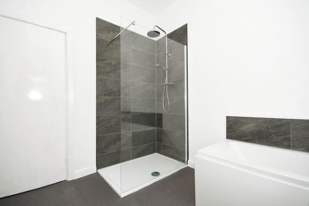 BATHROOM 02.jpg