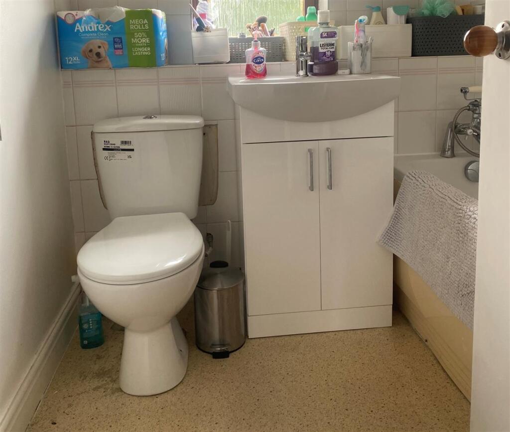 27 Old School Walk bathroom.jpg