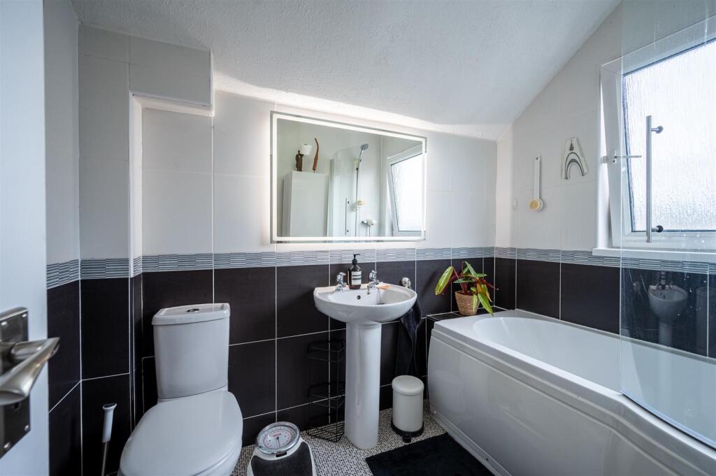 Bathroom (2).jpg