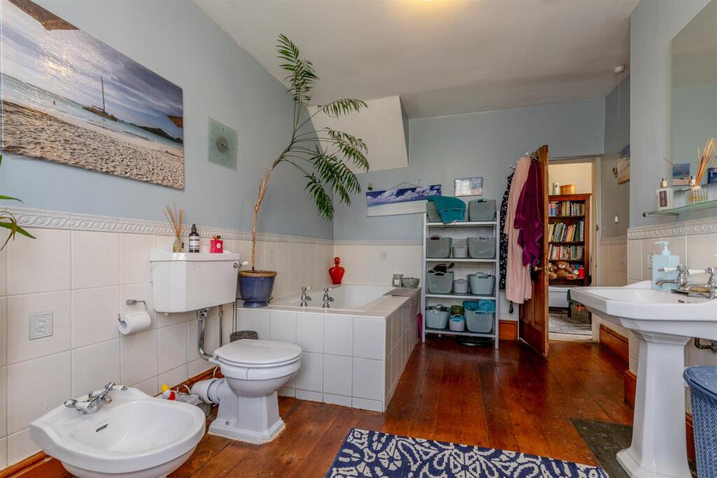 1 Brynland Avenue Bathroom