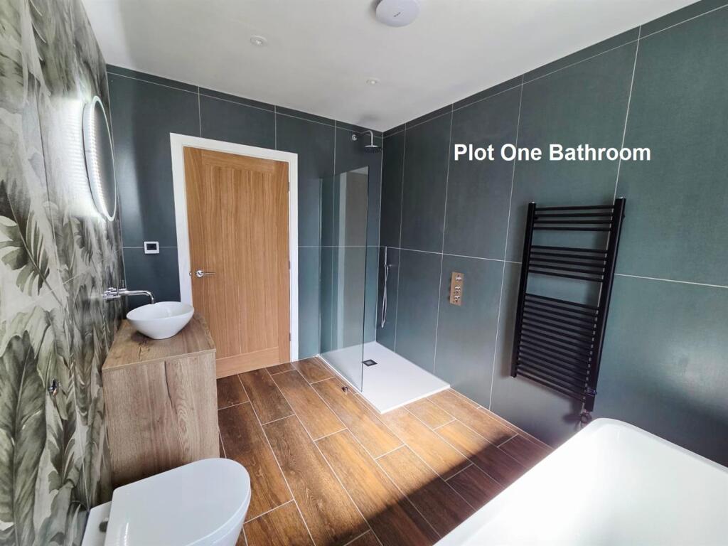 Plot 1 bathroom.jpg