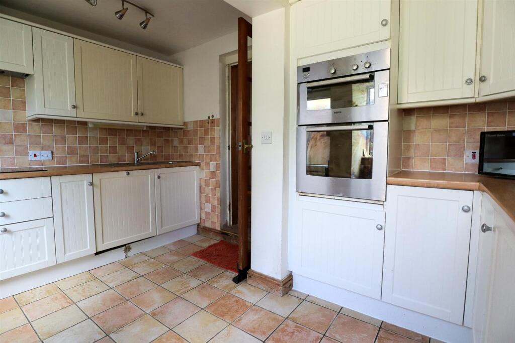Kitchen (2).jpg