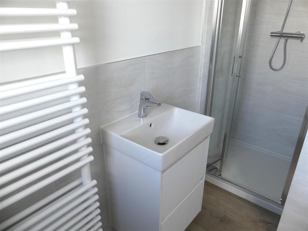 ensuite 2.JPG