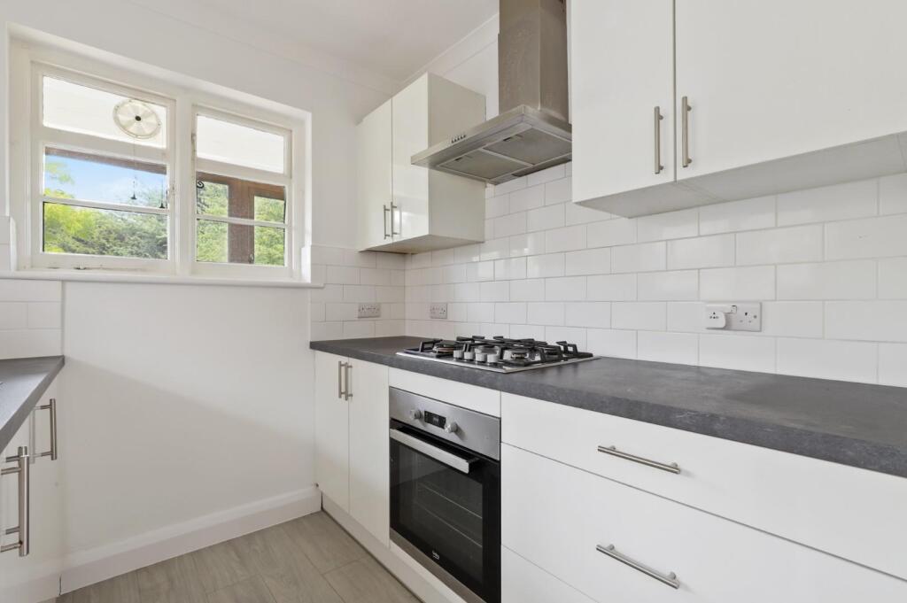 12-0df1JHPropWorld - 23 Meadow Close - 36 (1).JPG