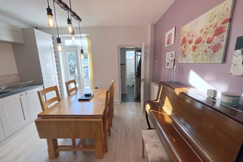 KITCHEN/DINING ROOM