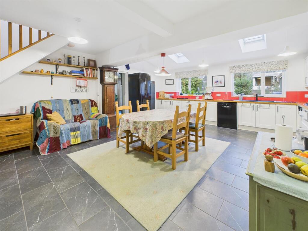 KITCHEN/BREAKFAST ROOM
