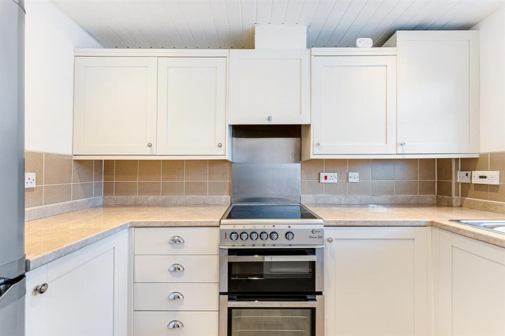 59 Manorwood kitchen.jpg