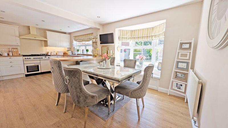 KITCHEN/DINING AREA
