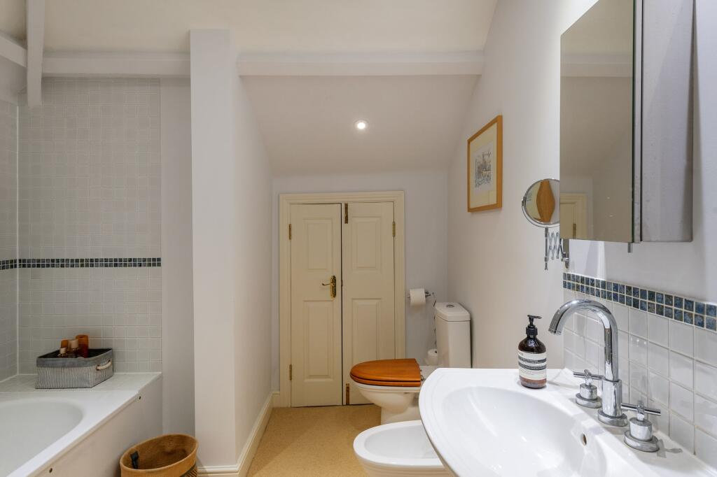 Bathroom_Upper Apartment Colonsay_Kingswear