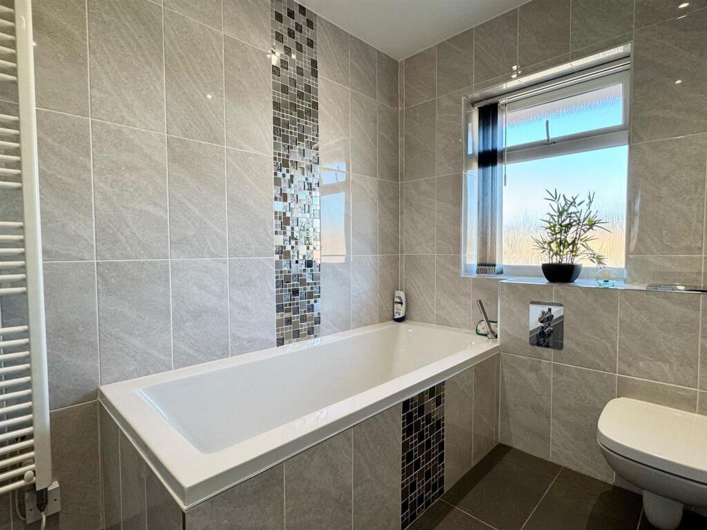 Family bathroom (1).jpg
