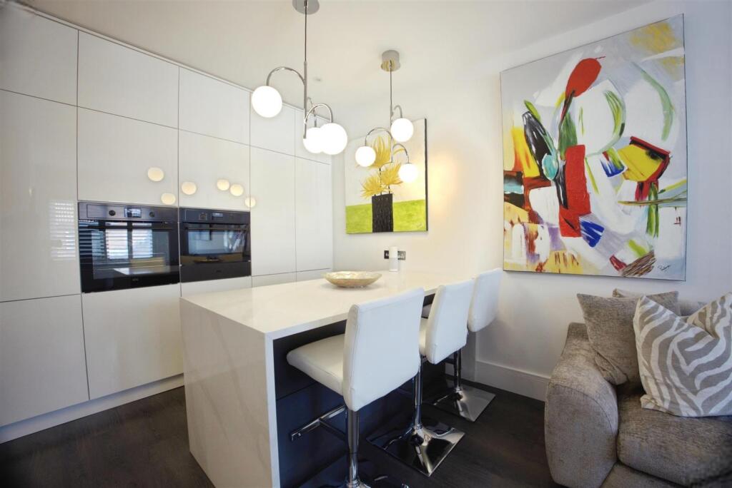 Kitchen/Breakfast Bar