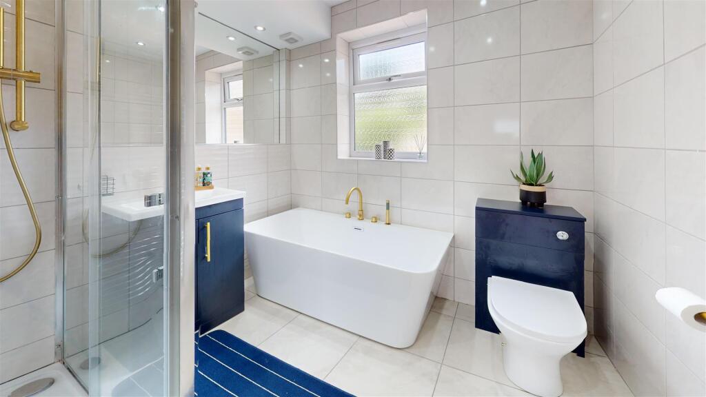 1-The-Gills-Bathroom 1.jpg