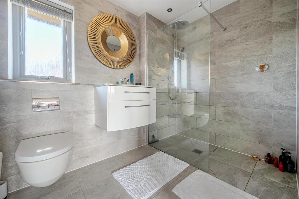 EN-SUITE SHOWER ROOM