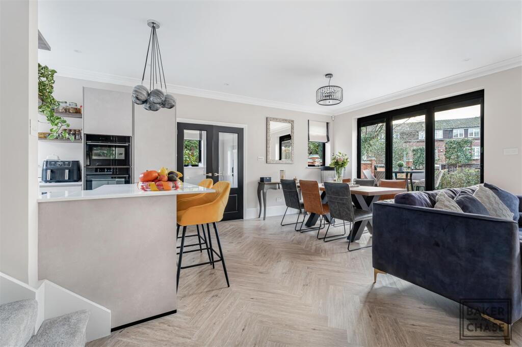 Lounge/Kitchen (Open-Plan)