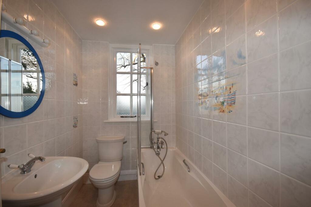 Bathroom..JPG