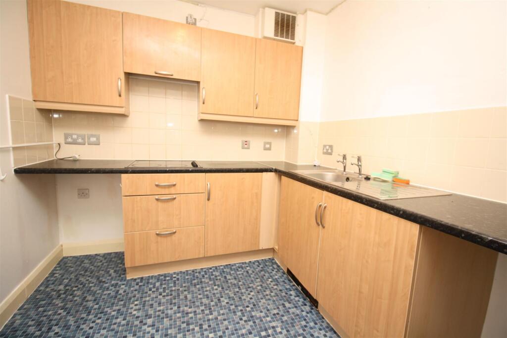 16 Bailsley Gdns kitchen b.JPG