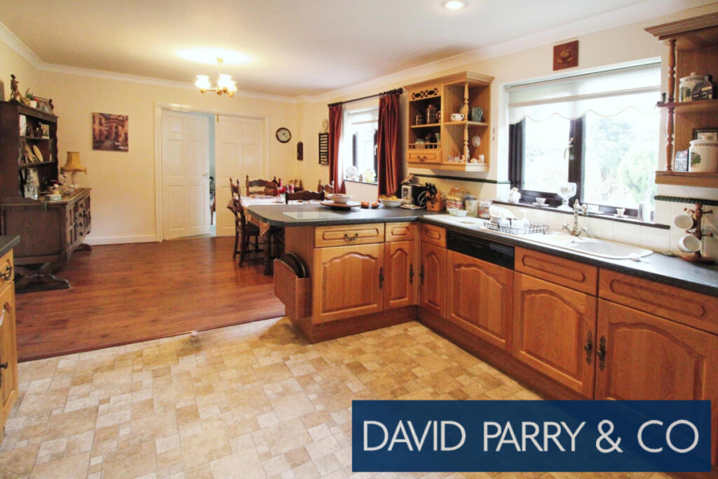 Modern detached 4 bed house with garden