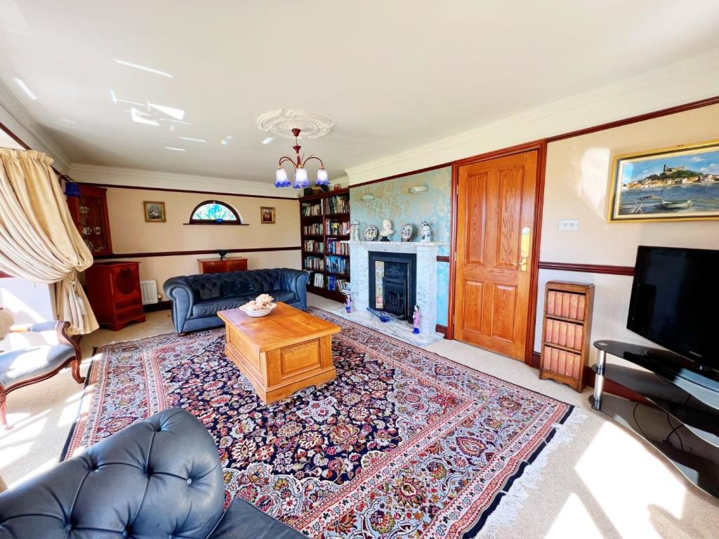 Bedroom 1 pic 5.jpg