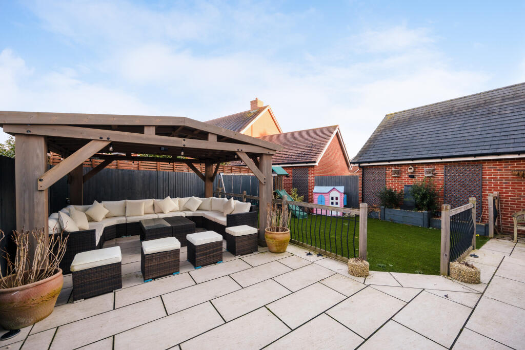 2 Cheddington Grove, HP22 7AB-6