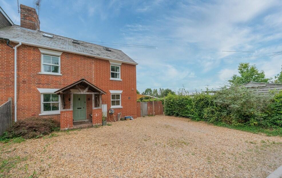 A 4 Bedroom End of Terrace Cottage