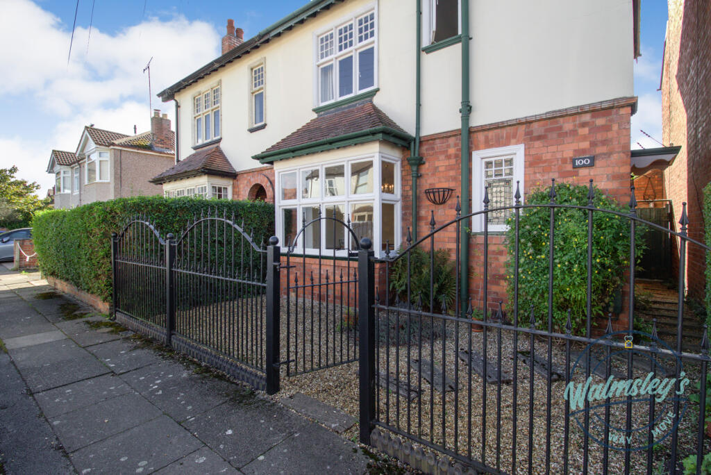Direct frontage and foregarden