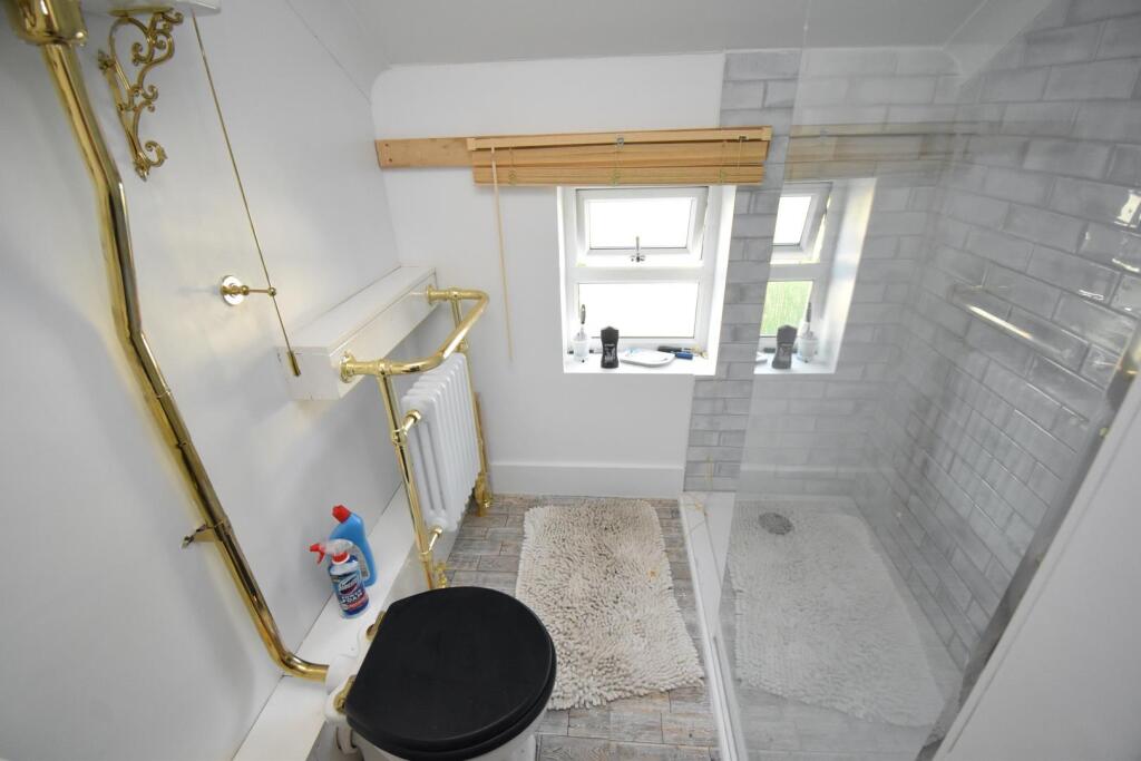 RECENTLY INSTALLED BATHROOM SUITE